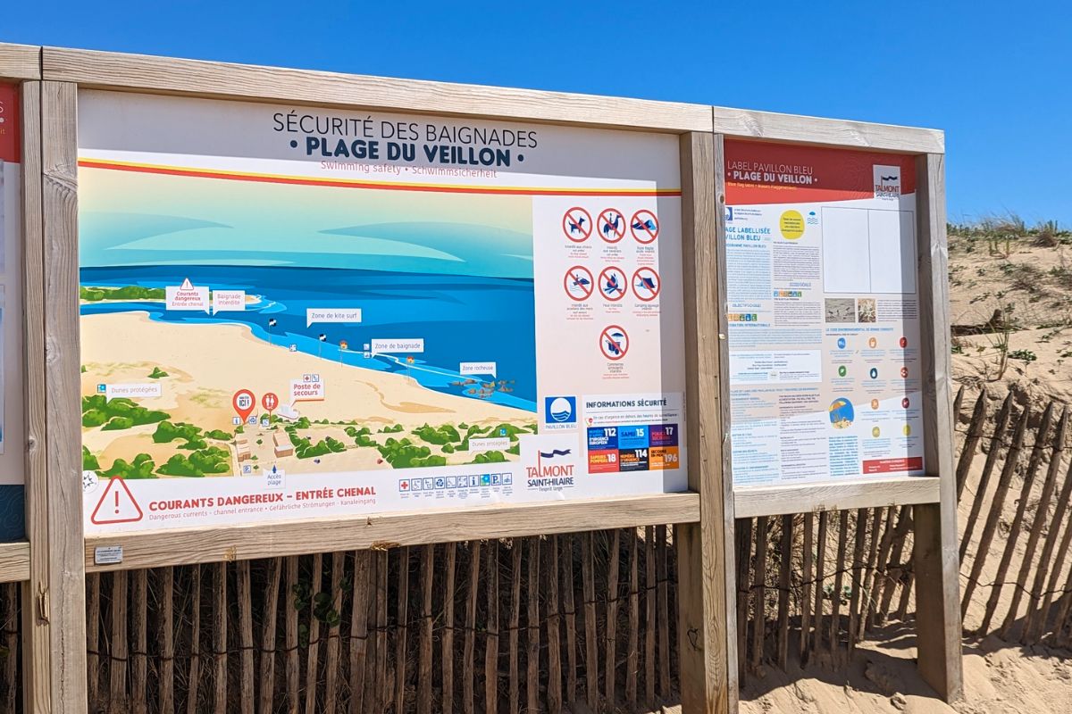 Panneau de signalisation pour la sécurité de la baignade à l'entrée de la plage du Veillon en Vendée